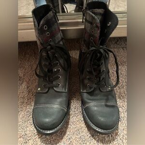 Taos Crave Stylish Black and Gray Women's Boots